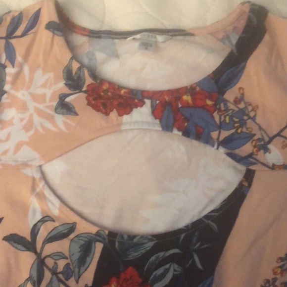 Guess long sleeve cold shoulder top. - Picture 3 of 3